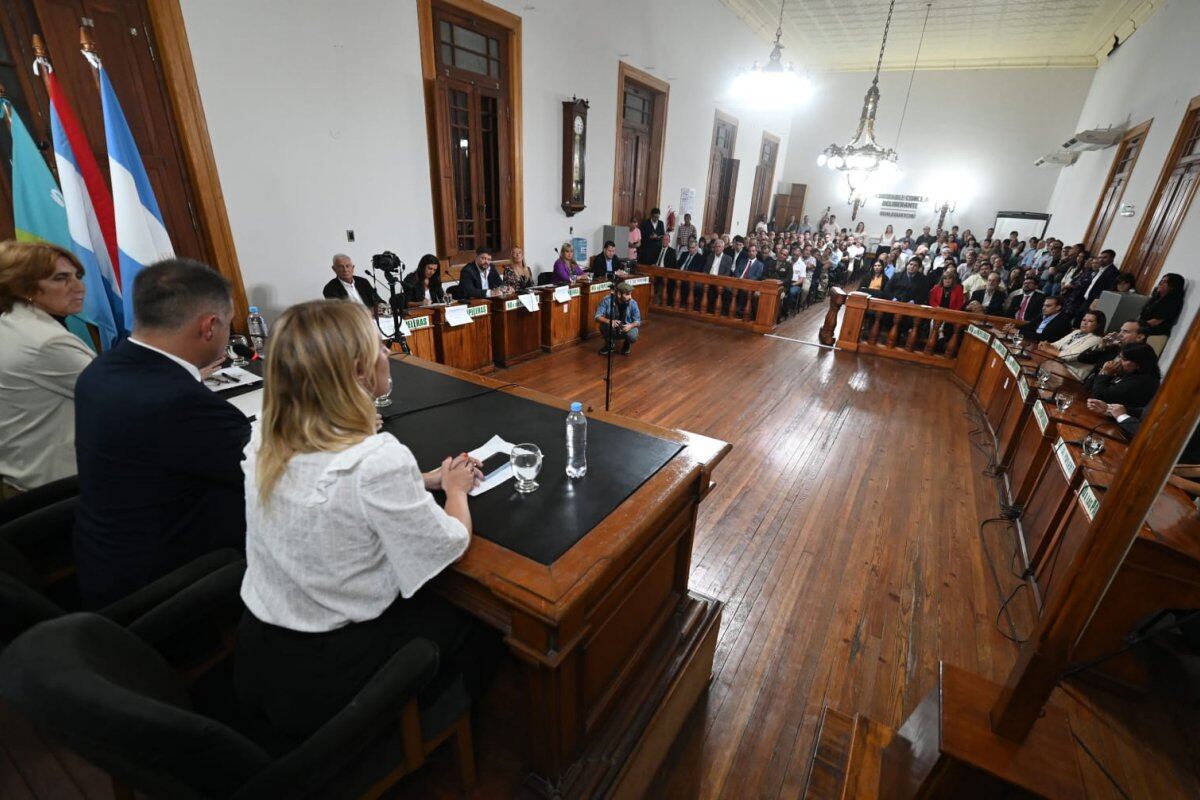 El intendente redujo la planta política a la mitad y eliminó las tasas