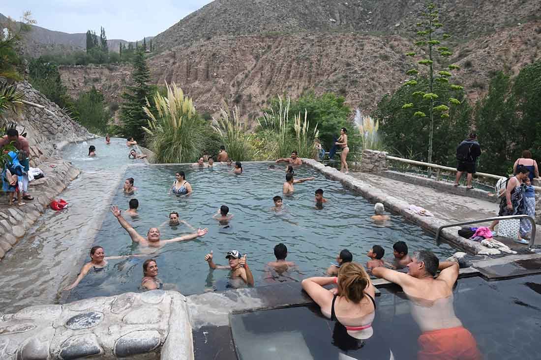 Turistas disfrutan de una tarde de  mucho calor en las piletas de aguas termales en Cacheuta.