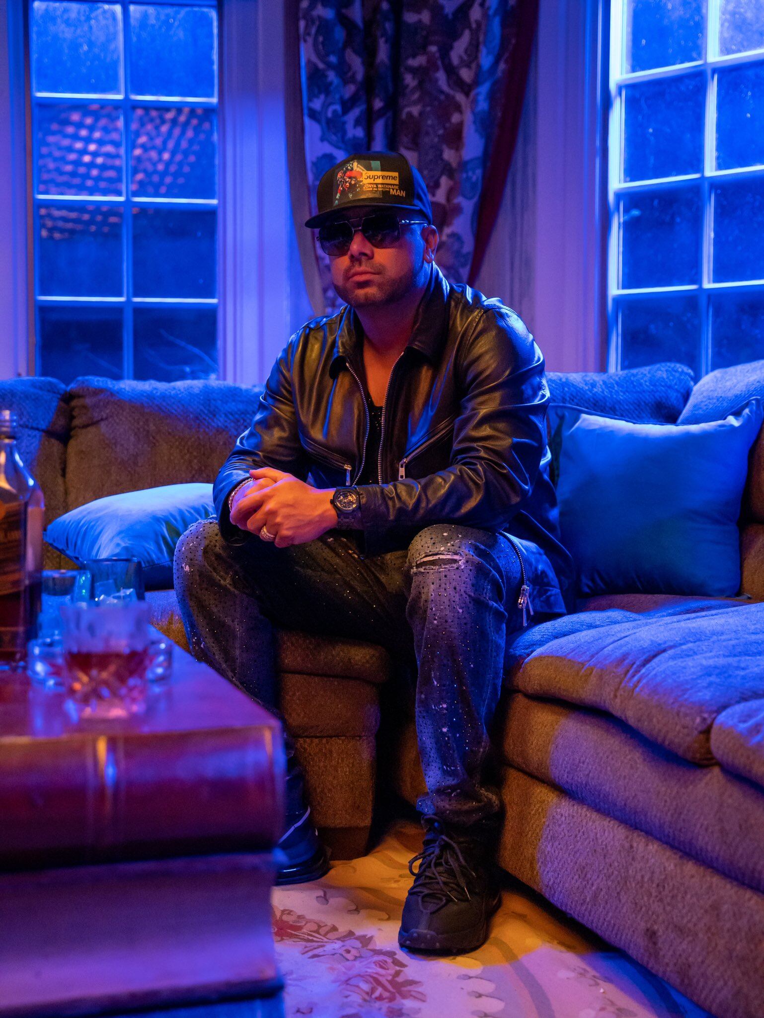 Wisin se tomó una foto en un sillón similar al de Emilia Mernes