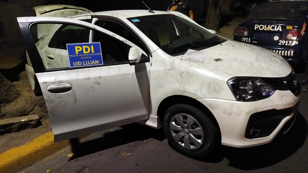 Un ladrón cayó a una acequia luego de querer escapar de la policia con un auto robado.