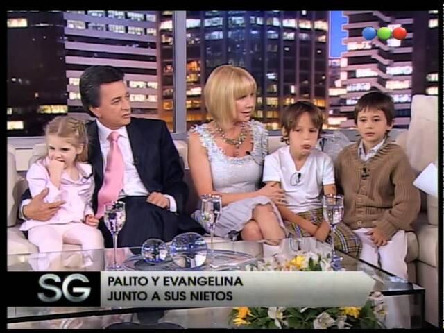 Palito Ortega, Evangelina Salazar y sus nietos en el living de Susana Giménez.