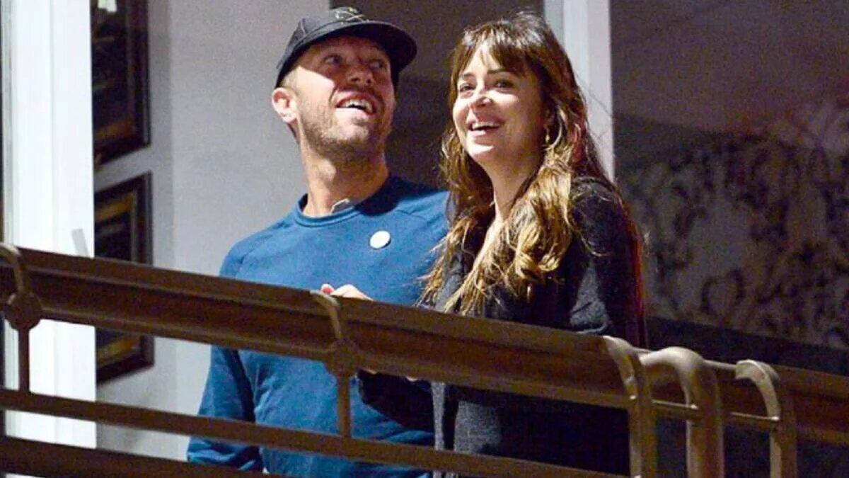 Chris Martin y Dakota Johnson se muestran como una de las parejas más sólidas en el entretenimiento. 