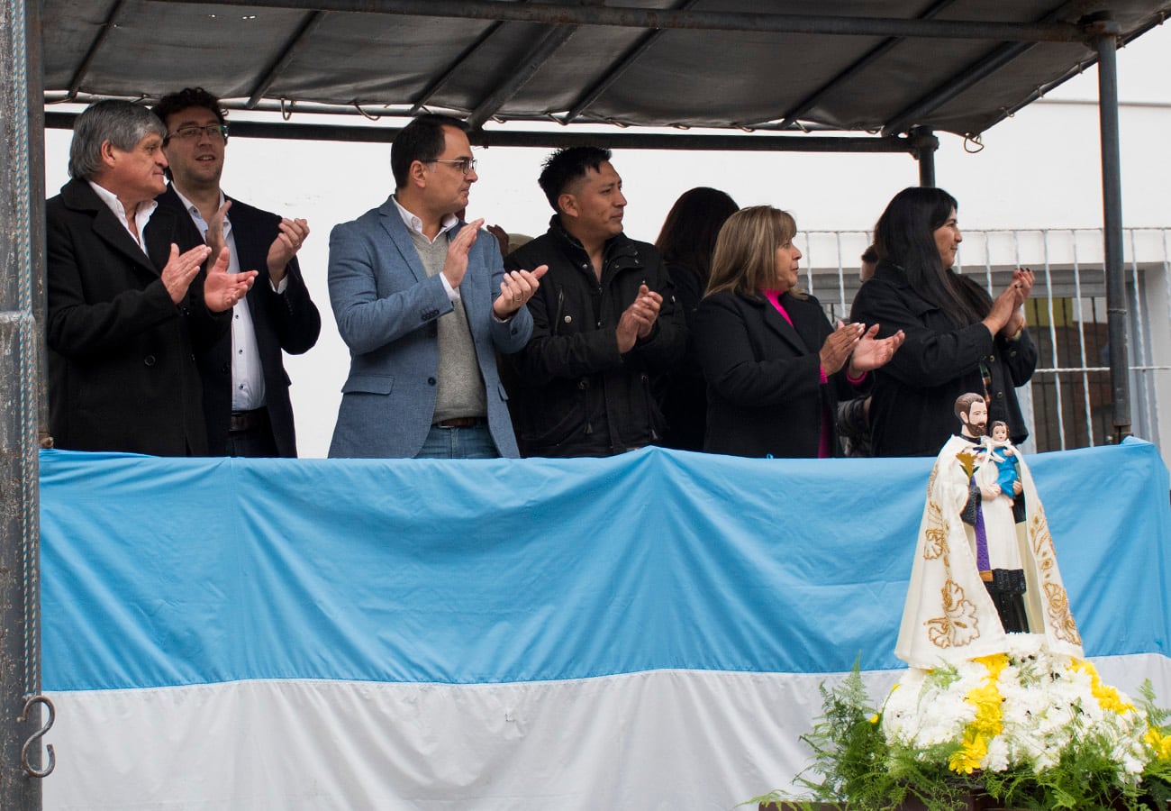 El presidente del Concejo Deliberante de San Salvador de Jujuy, Lisandro Aguiar, y el presidente del Centro Vecinal, Francisco Huanco, encabezaron los actos en el barrio San Cayetano.