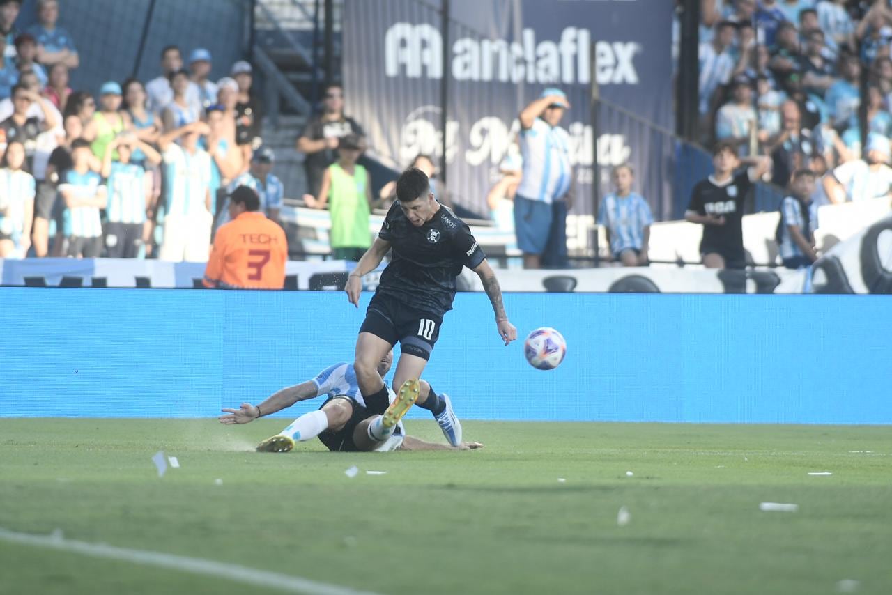 Bruno Zapelli, en el primer partido de Belgrano en la Liga Profesional, en la visita a Racing. (Federico López Claro / La Voz)