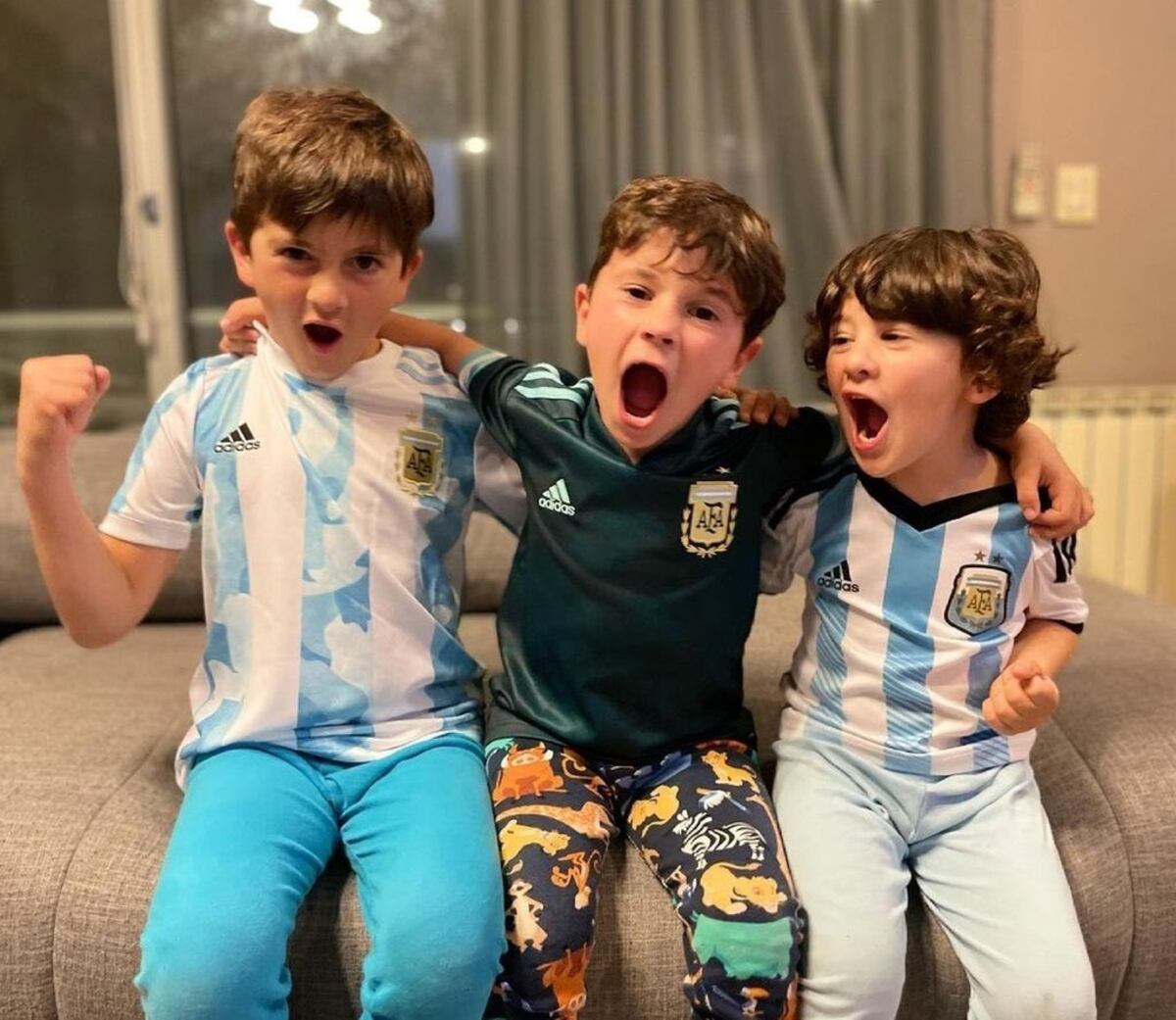Los hijos de Lionel Messi jugaron en la cancha de PSG tras la consagración