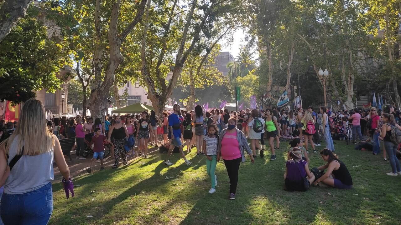 Concentración de mujeres en la Plaza San Martín