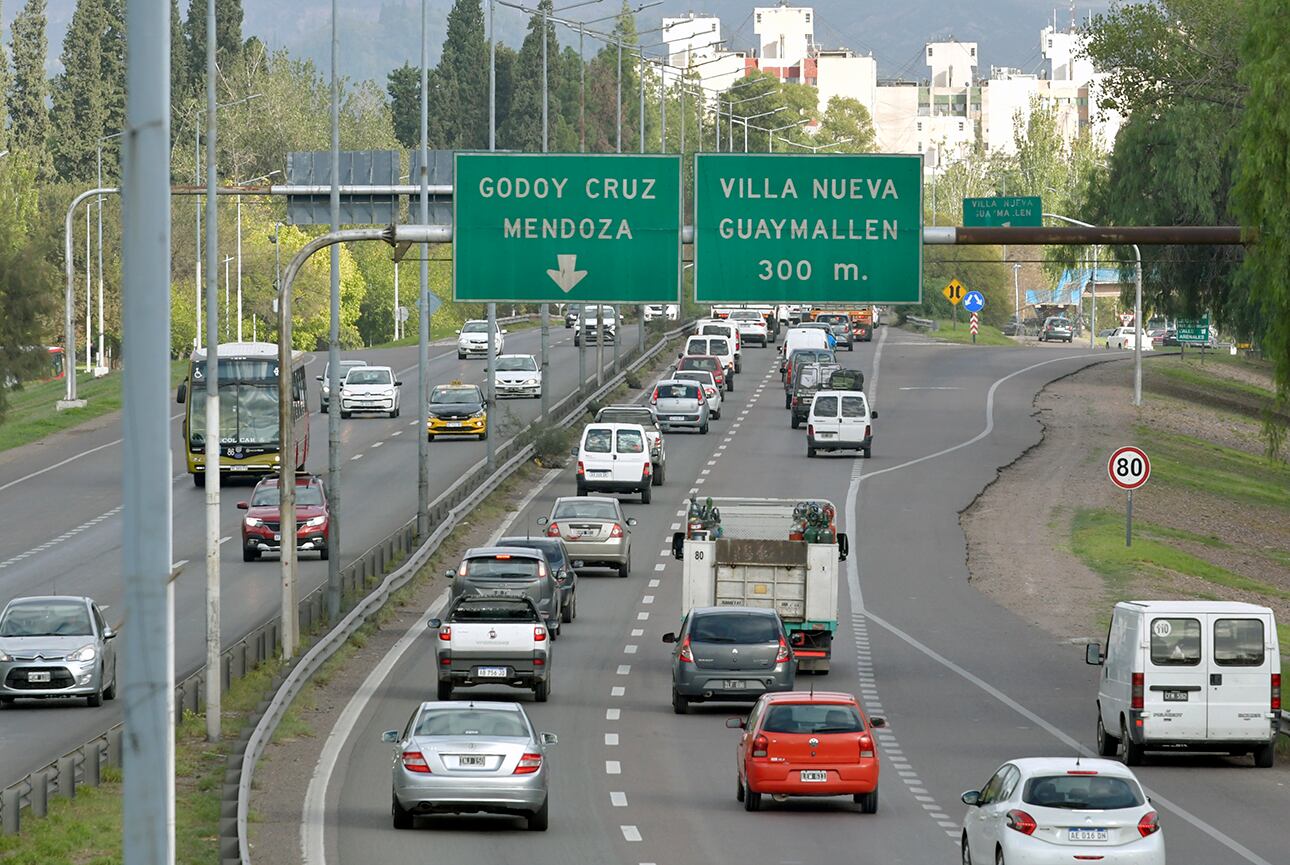 Robo por engaño en Mendoza: tuvieron que parar su auto por piedras en medio de la ruta y fueron asaltados (imagen ilustrativa)