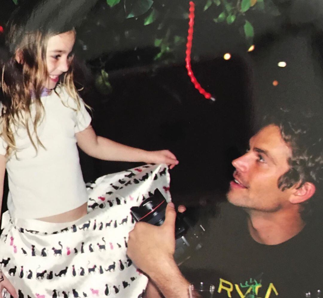 Meadow Walker cuando era pequeña junto a su padre