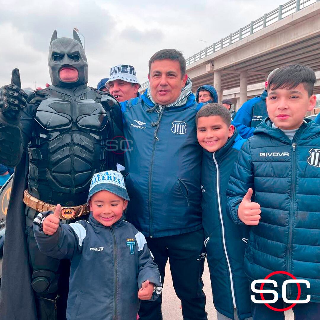 Batman se fotografió con los hinchas de la T.