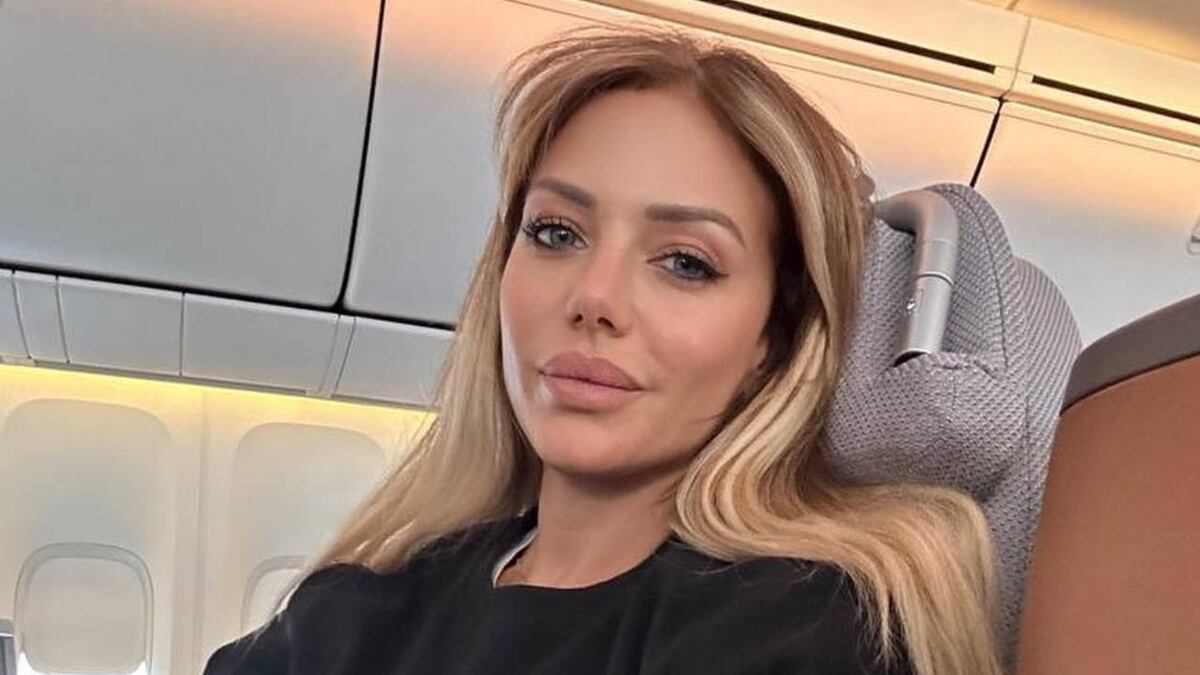 El extravagante atuendo de Evangelina Anderson: Maxivestido y cota de malla plateada