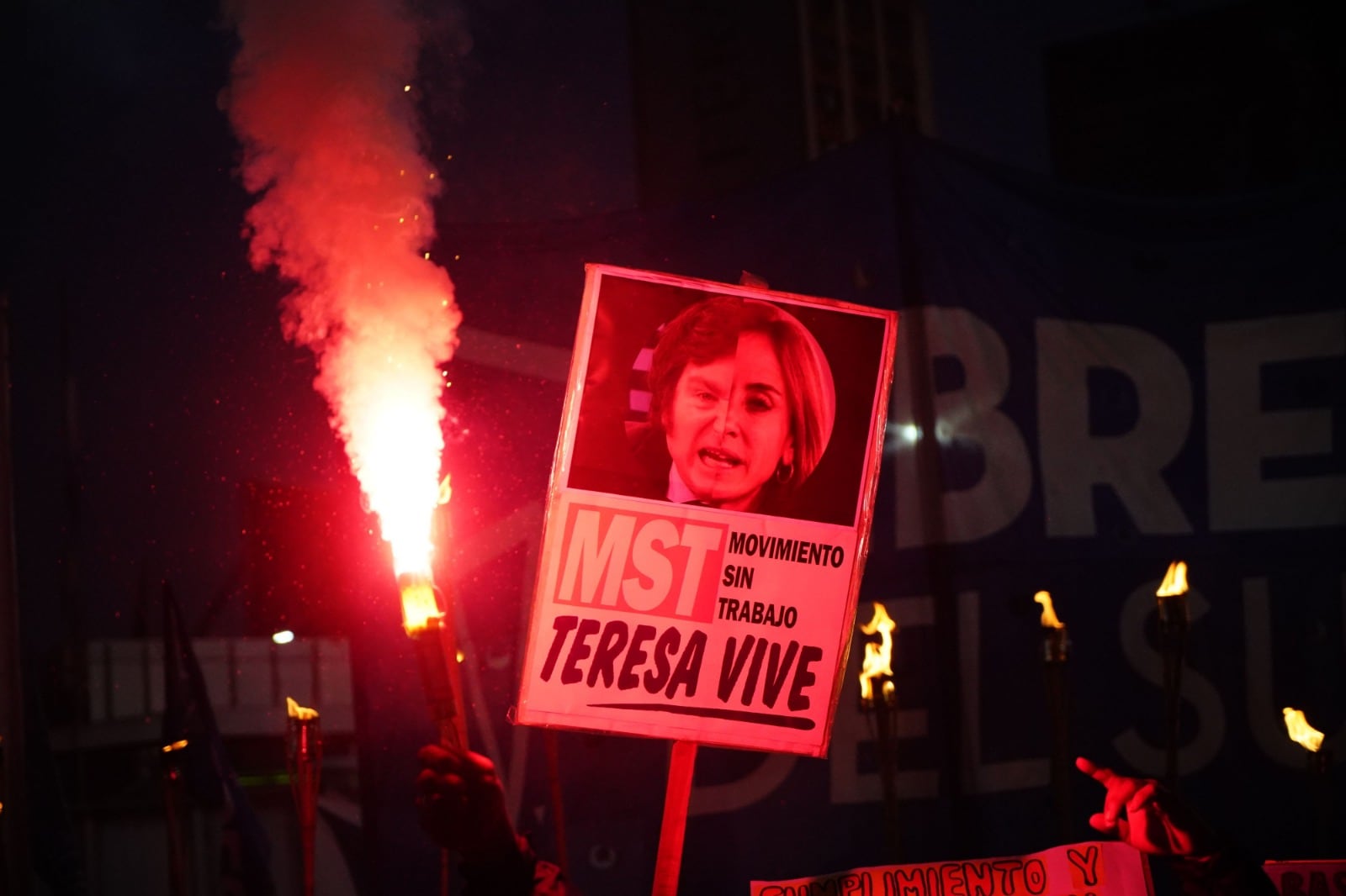 La marcha de antorchas que realizó Unidad Piquetera este miércoles.