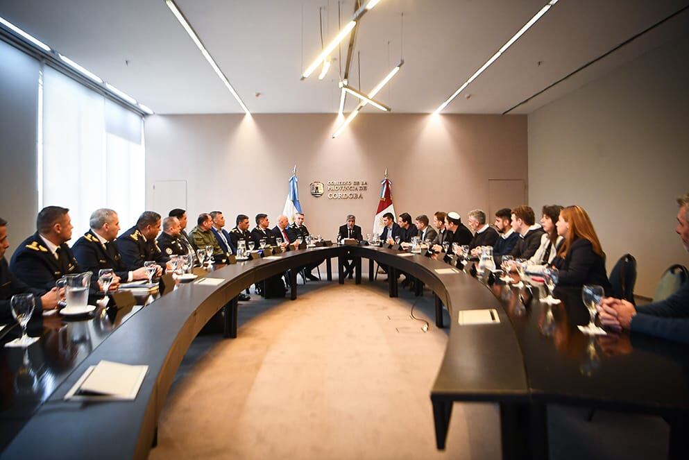 La reunión de Quinteros junto a las fuerzas de seguridad y las instituciones israelitas y musulmanas de Córdoba.