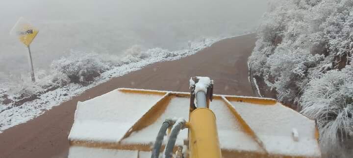 También nevó en los cerros que rodean el Valle de Cafayate.