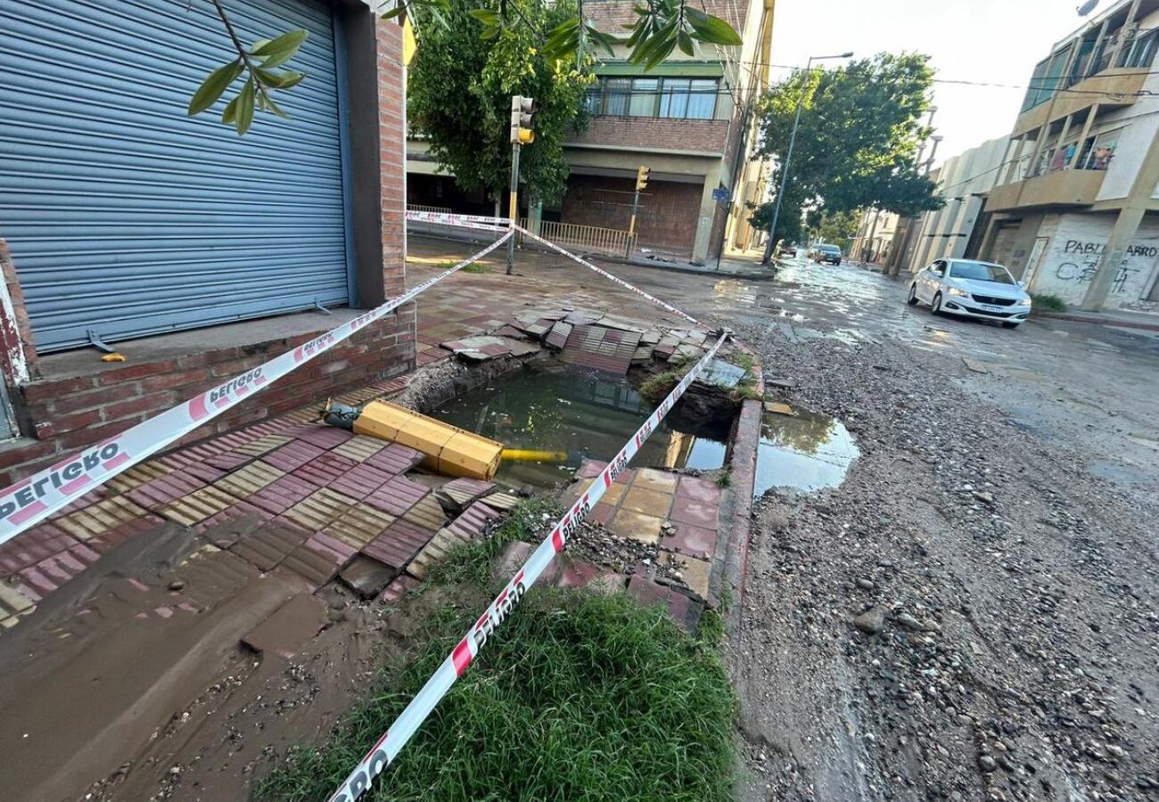 El semáforo seguía funcionando dentro del agua.