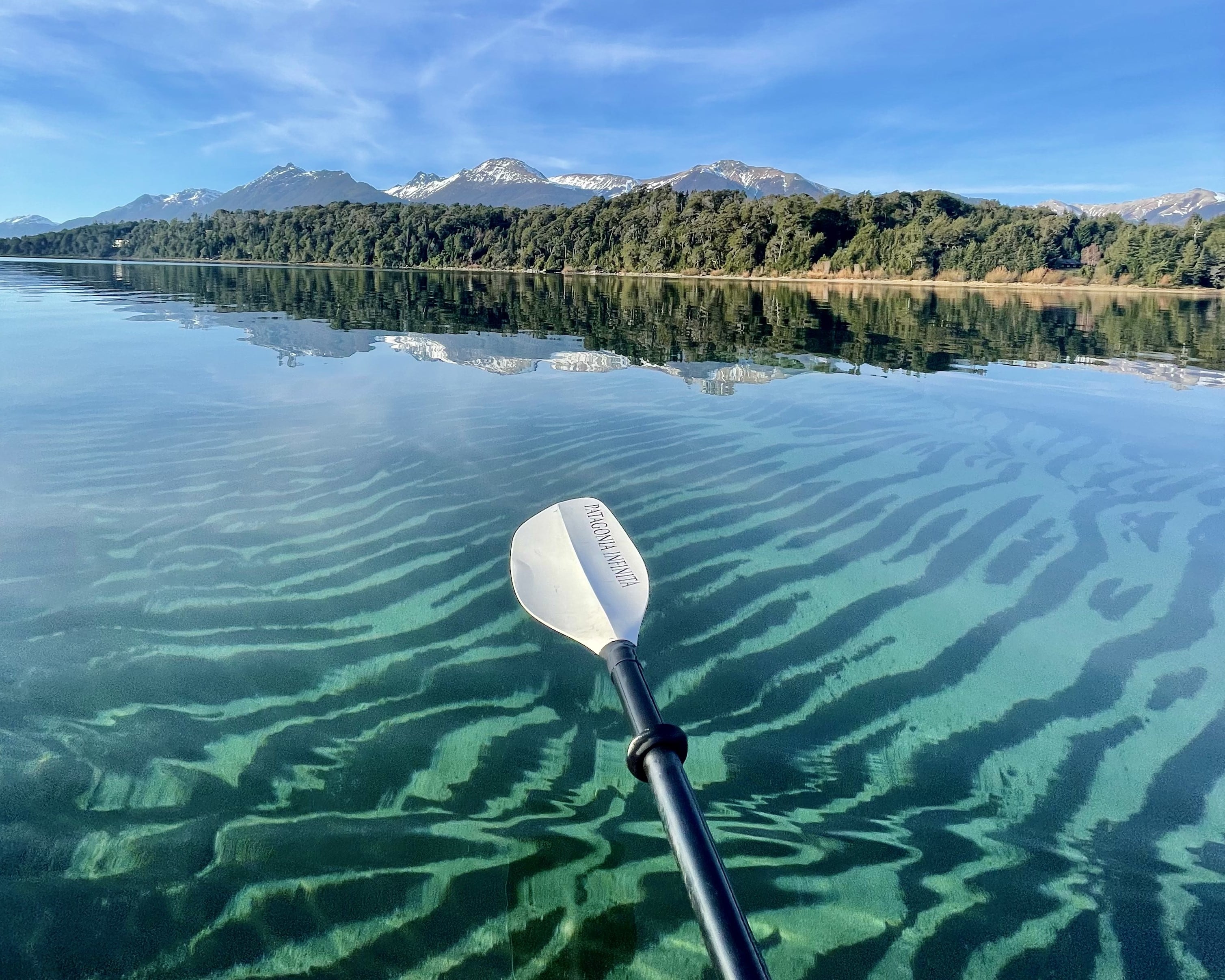 Durante el verano se puede pasear en kayak por el Lago Nahuel Huapi.