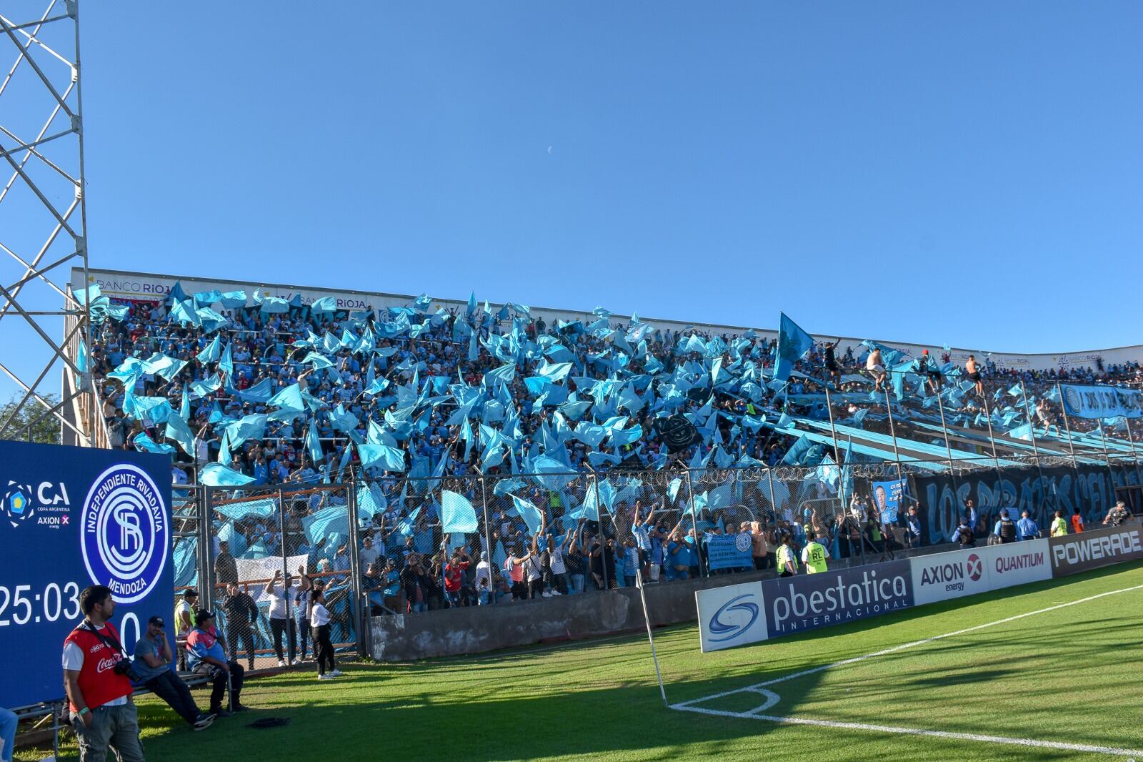 La hinchada de Belgrano y el show que dio en La Rioja acompañando al Pirata en el duelo por Copa Argentina ante Independiente Rivadavia. (Prensa Copa Argentina)