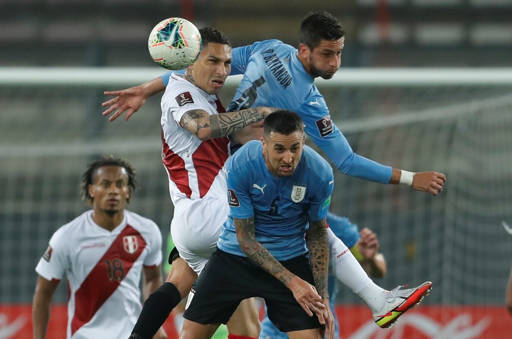 Uruguay y Perú se enfrentan en Montevideo este jueves por las eliminatorias sudamericanas. (AP)