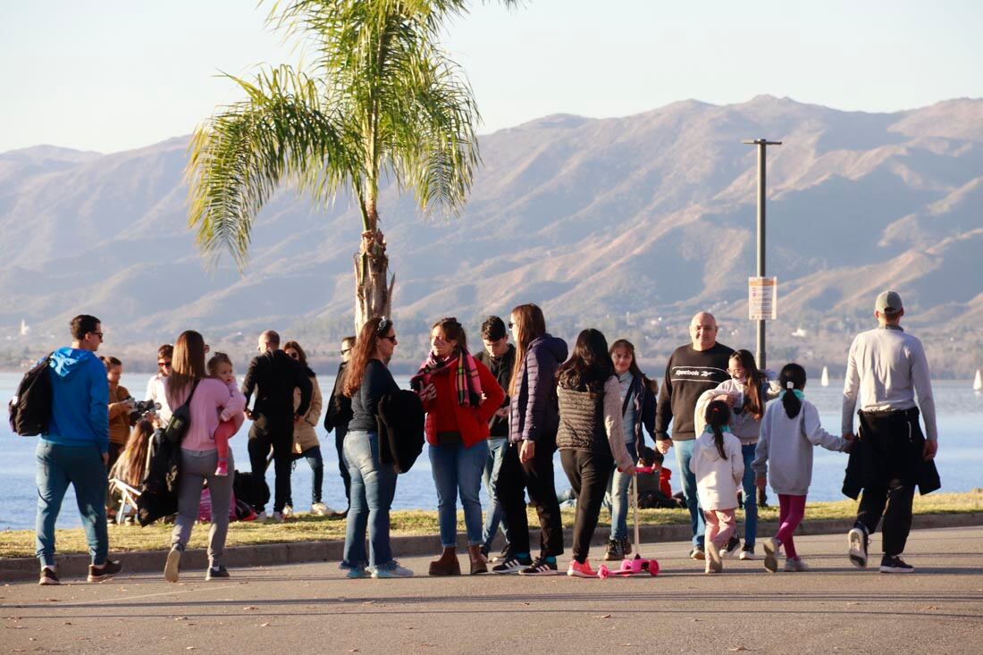 Turismo fin de semana super largo en la costanera de Carlos Paz (Yanina Aguirre / La voz) 