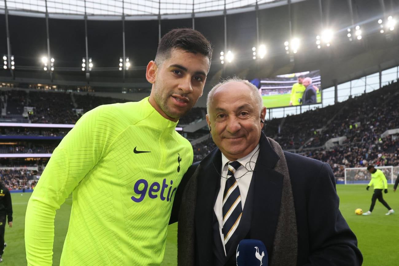 Cuti Romero junto a Osvaldo Ardiles en el Tottenham (Prensa Tottenham)