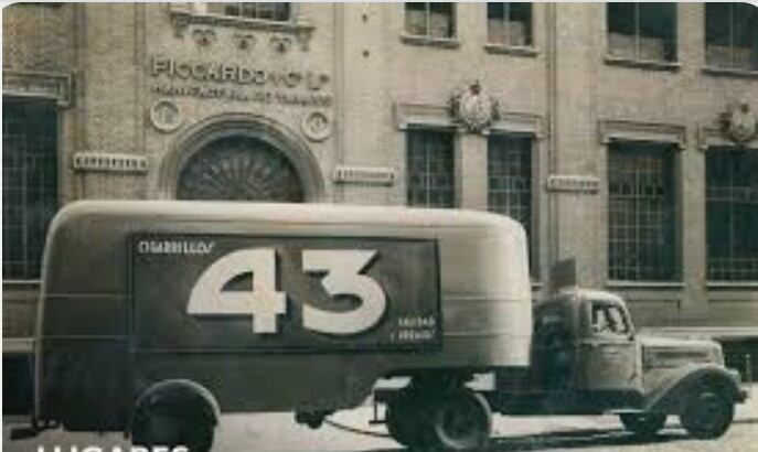 Camión repartidor de los cigarrilos 43 (luego 43/70) frente a la fabrica Piccardo