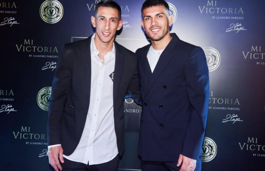 Leandro Paredes junto a su amigo Ángel Di María, en el lanzamiento de la línea de vinos Gran Reserva "Mi Victoria".