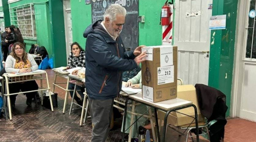 Sergio Acevedo, candidato a gobernador de Santa Cruz ya votó.