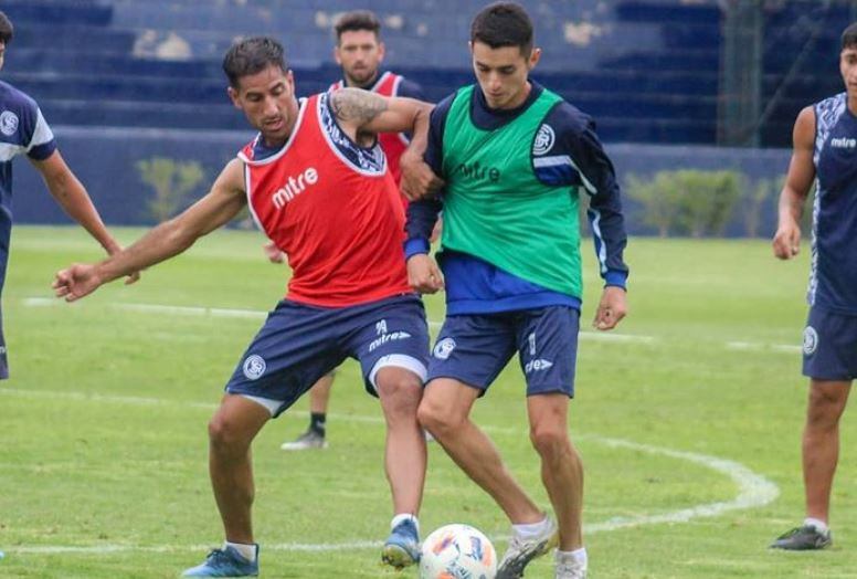 Facundo Fabello (pechera roja), de Independiente Rivadavia. /Gentileza-Redes