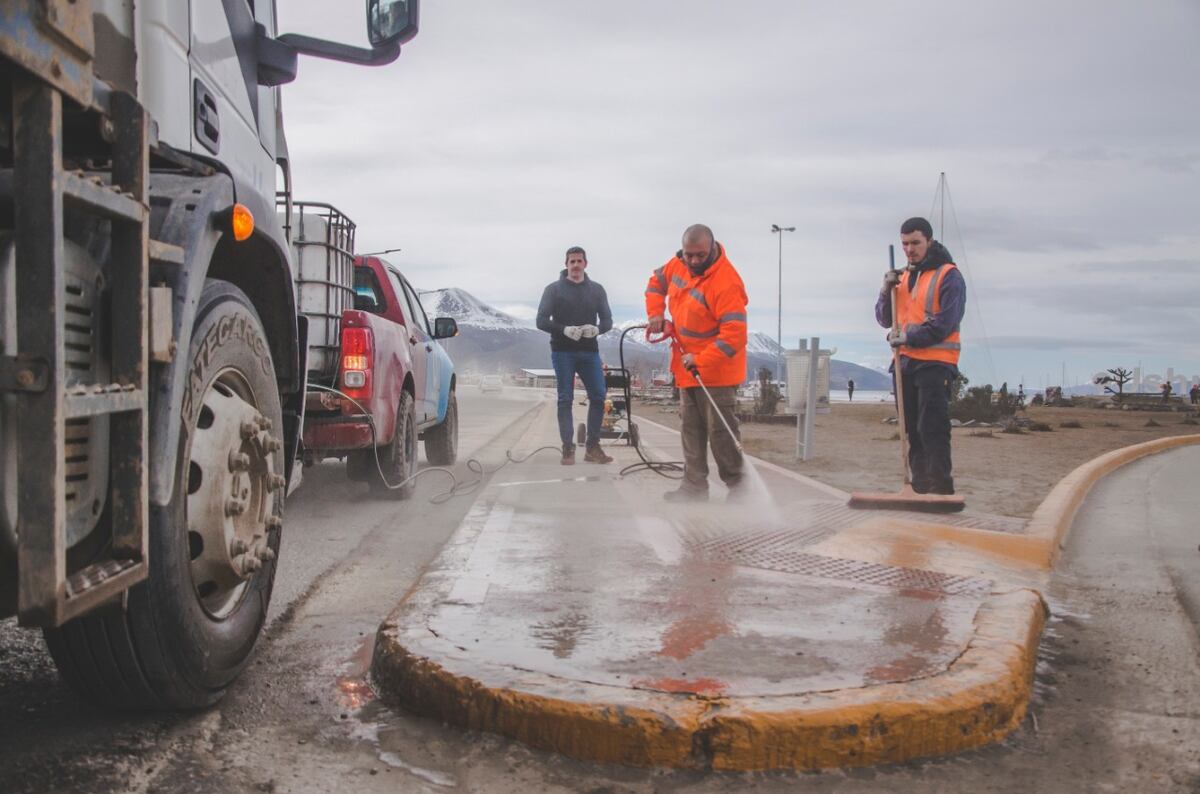 La Municipalidad de Ushuaia intensifica la limpieza de veredas para la primavera