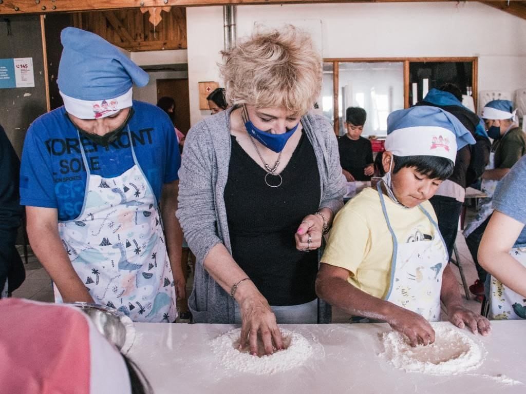 María José Calderón puso manos a la obra junto a los niños, quienes enseñaron a la funcionaria lo que ellos hacen.