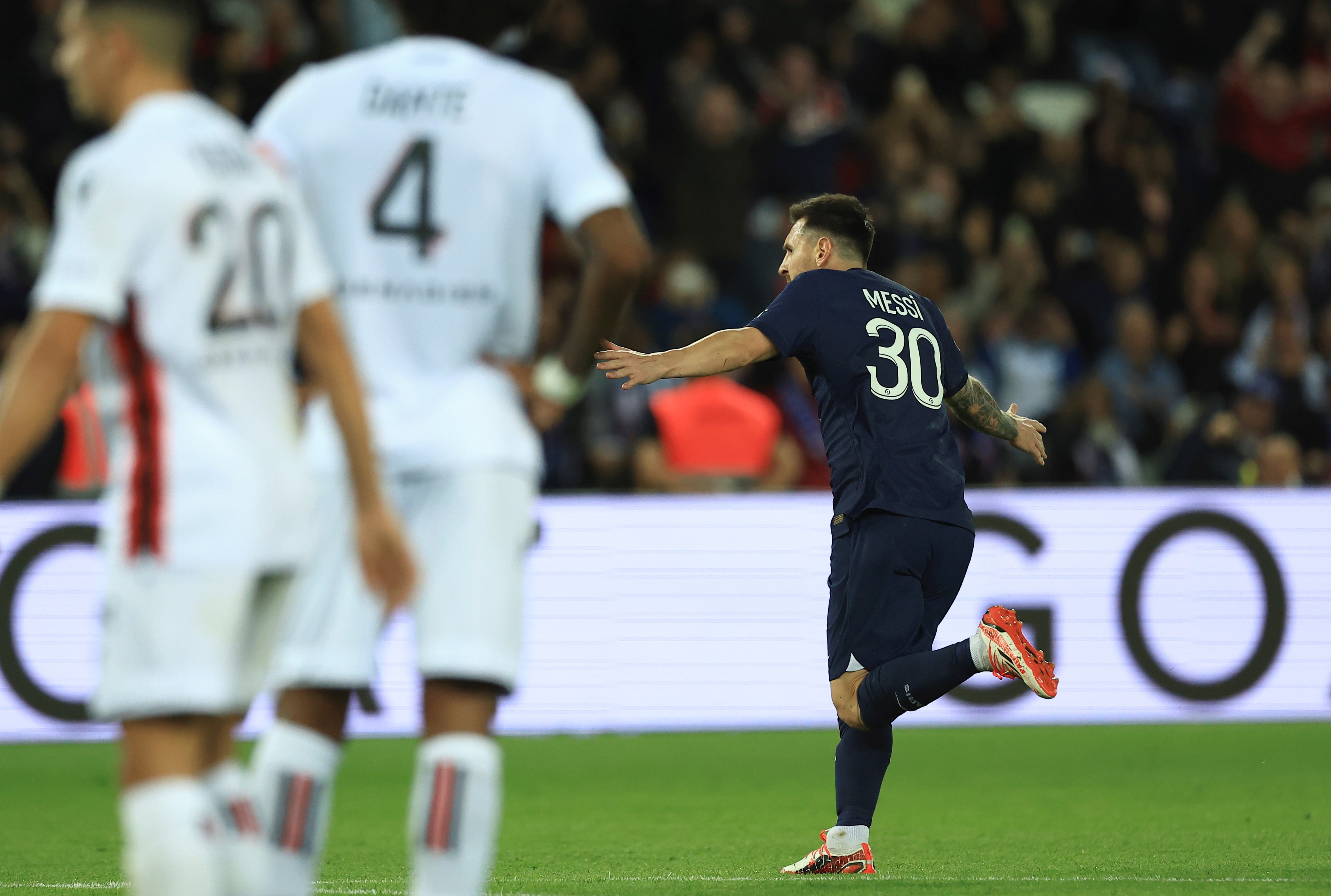 Lionel Messsi festeja su gol en el partido entre PSG y Niza con el cartel de GOAT de fondo. (AP)