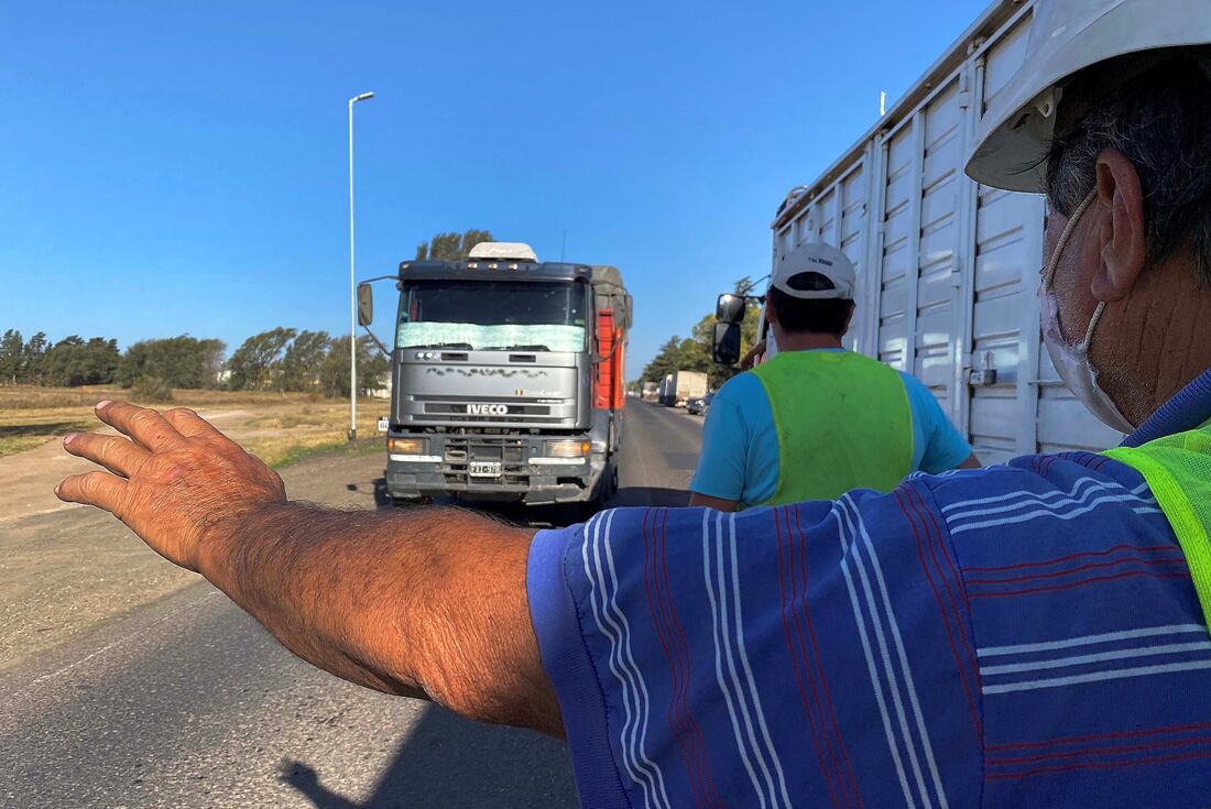 Los transportistas realizan largas colas, a veces durante la noche, para poder cagar combustible y poder llevar sus cargas a destino. 