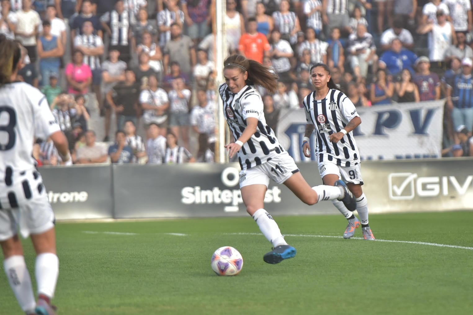 Talleres ante Newell's en la final del Reducido por el ascenso en fútbol femenino. (Facundo Luque / La Voz).