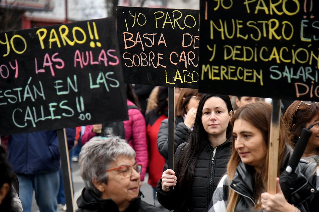 Uepc aseguró que hubo 15 mil personas en la marcha docente.