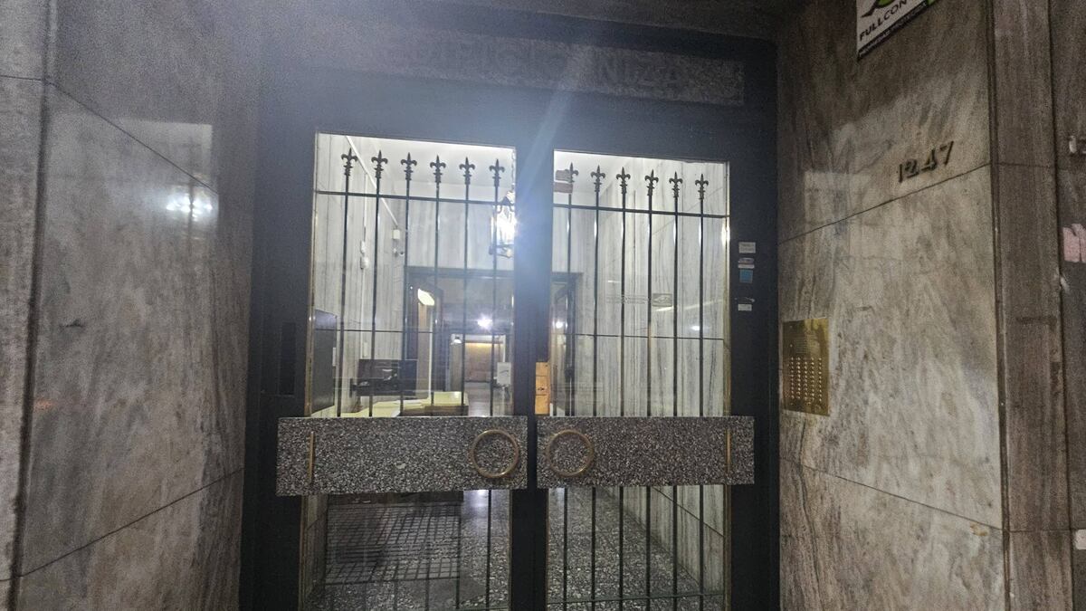 Crimen en el microcentro de Rosario: tenía 75 años y lo apuñalaron en su departamento