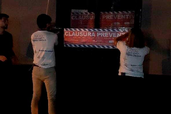 Defensa al consumidor desalojó a los clientes y colocaron la faja de clausura