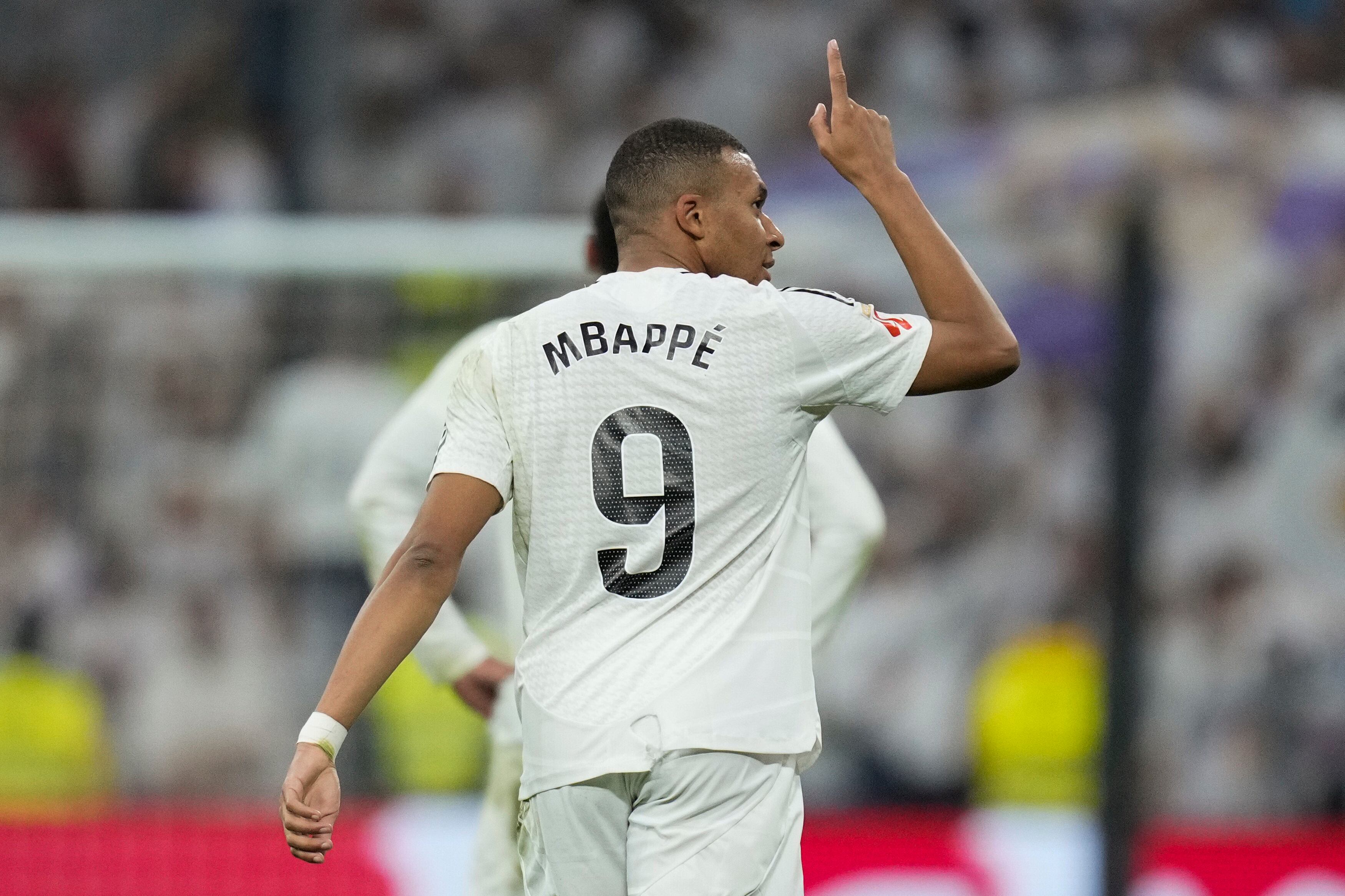 Kylian Mbappé, del Real Madrid, festeja luego de anotar ante Getafe en un encuentro de La Liga española, realizado el domingo 1 de diciembre de 2024 (AP Foto/Bernat Armangue)