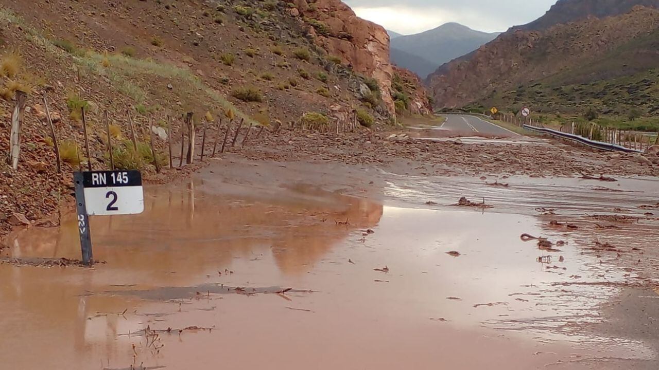 Ruta Nacional 145 inhabilitada por aluvión.