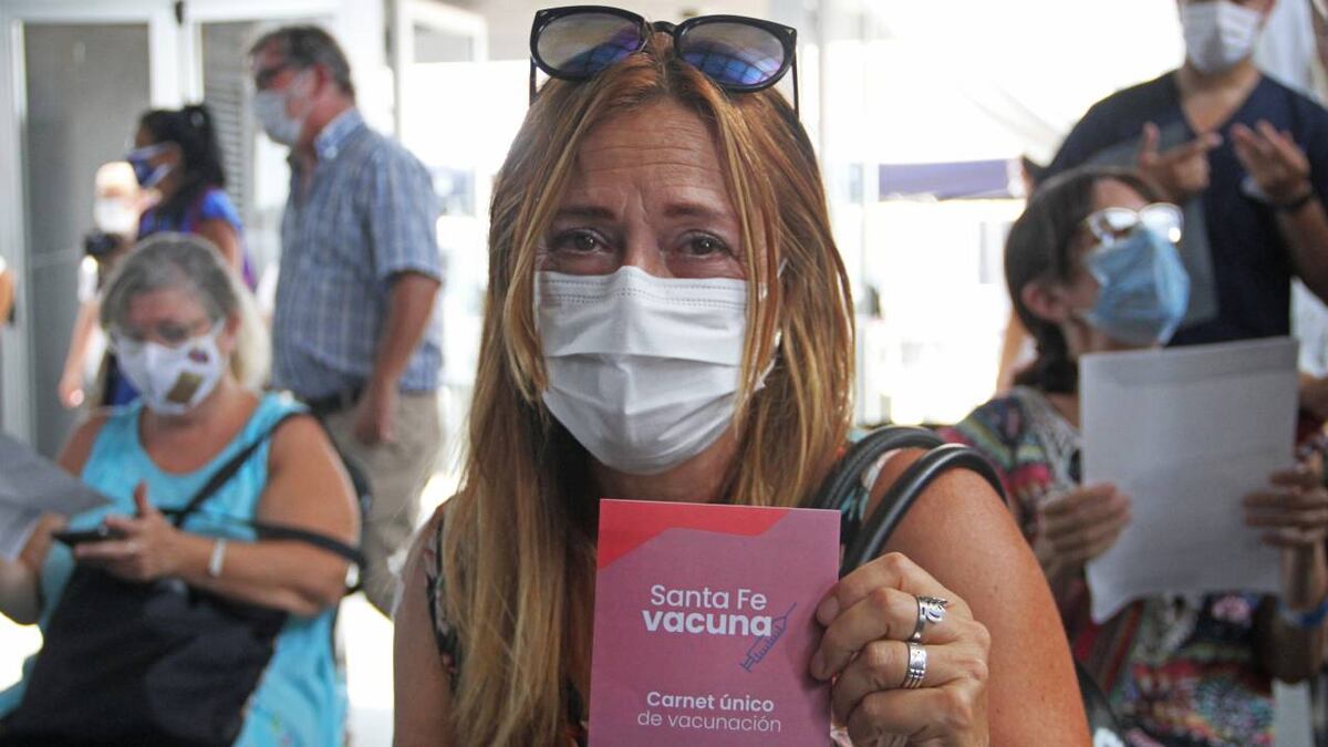 Pase sanitario en Santa Fe: oficinas públicas y la mayoría de los lugares privados lo exigirán