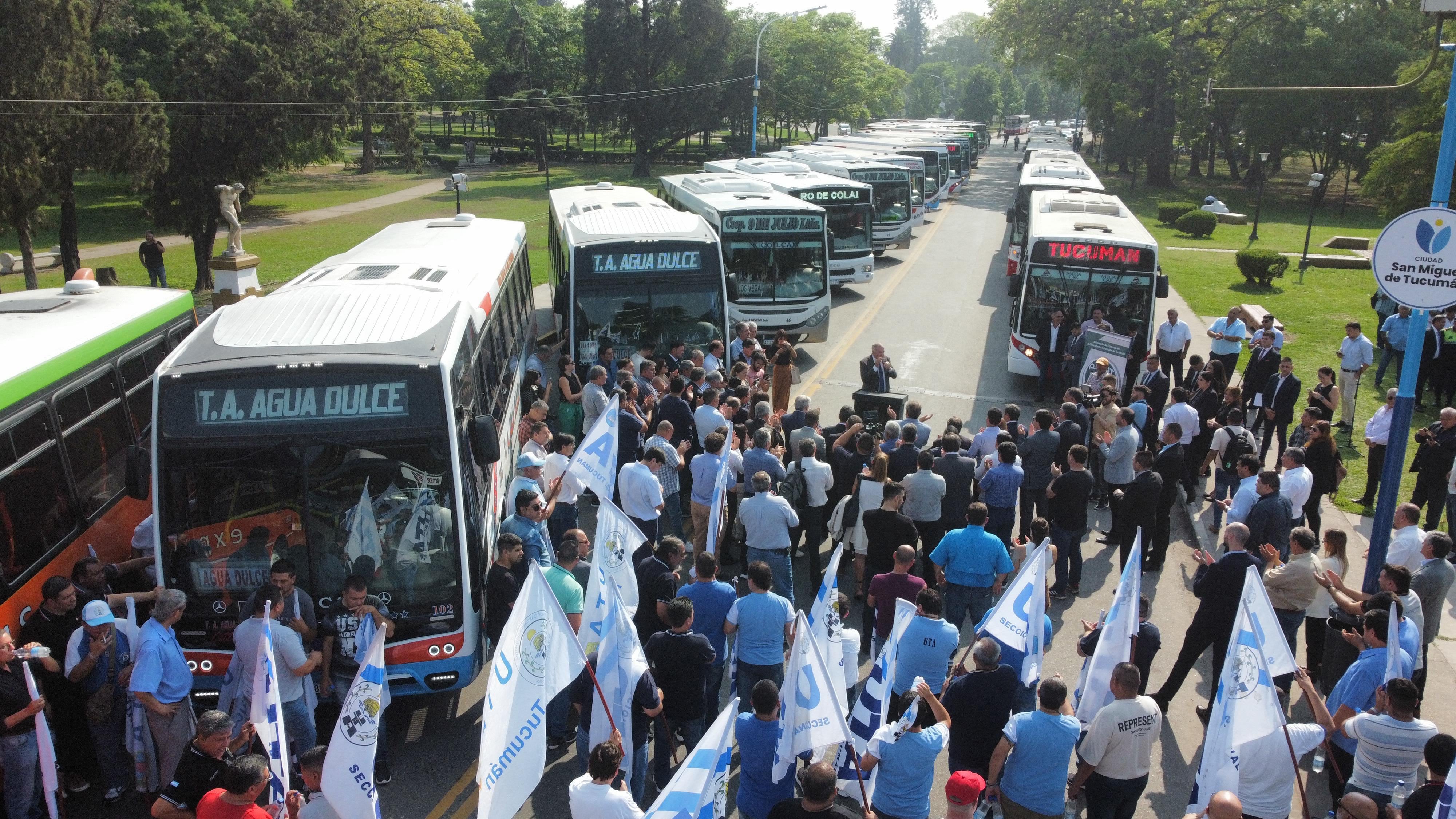 Jaldo presentó 40 nuevas unidades para reforzar el transporte público.