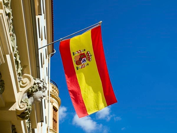 Un requisito es no haber vivido en España por un año o más.