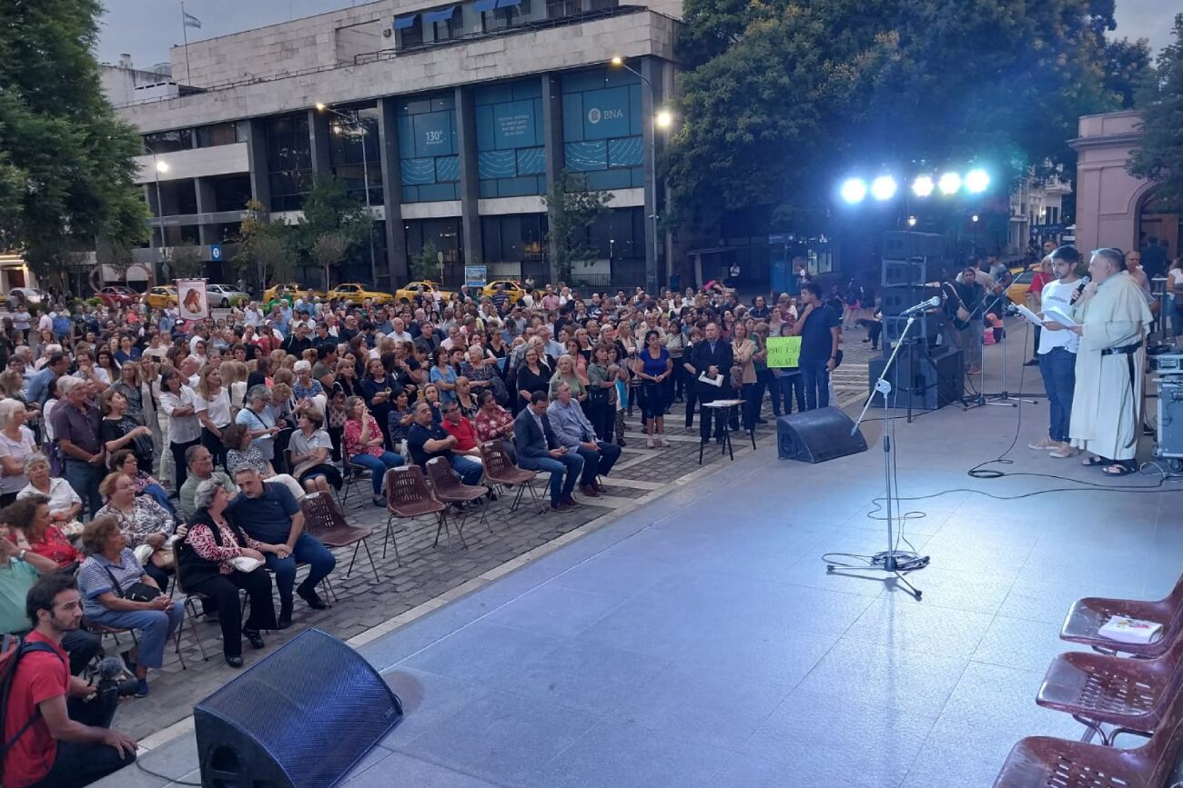 La Catedral de Córdoba, este lunes por la tarde, en la movilización contra la droga y la violencia. (Javier Ferreyra)