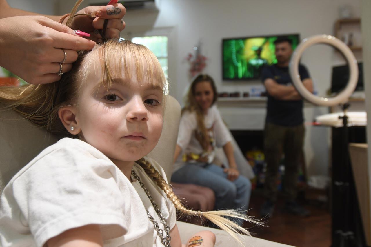 Campaña de corte solidario para juntar dinero para ayudar a Juanita, la nena que tienen que realizarle una operación en sus manos.
Sol le hace las trensas a Juanita, en la peluquería donde se realizarán los cortes solidarios 
Foto: José Gutierrez / Los Andes 