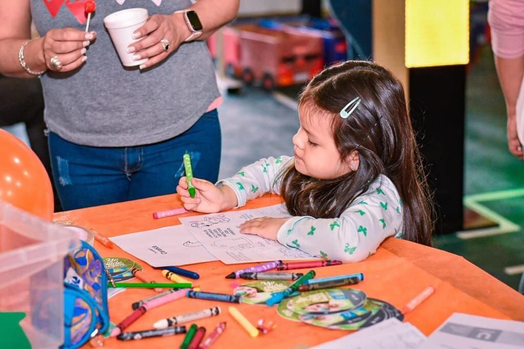 Los niños disfrutaron de los distintos programas y dispositivos educativos en forma de juegos para enseñarles acerca de educación ambiental, la educación vial y las técnicas de RCP.