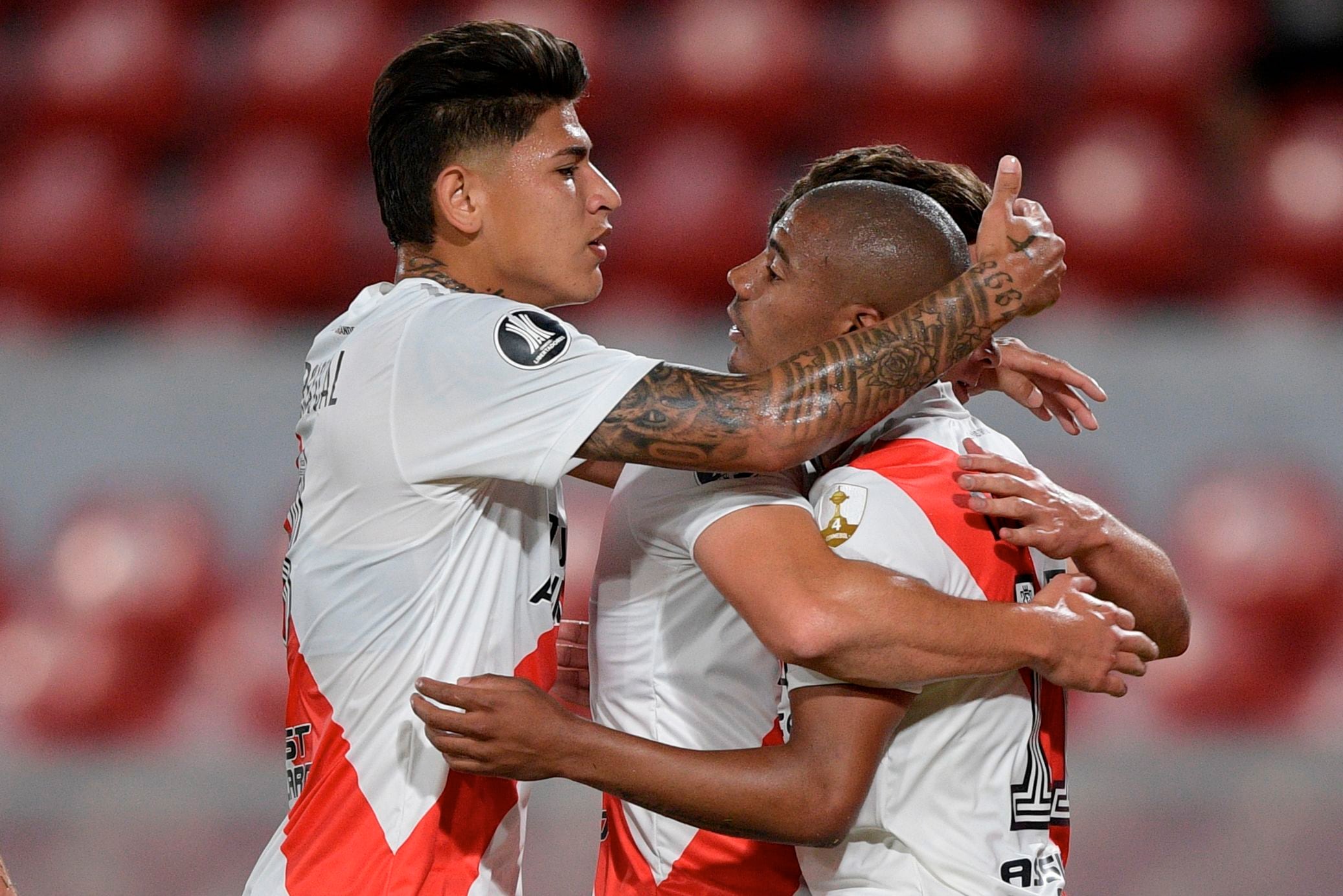 Nicolás De La Cruz celebra con Carrascal y Julián Álvarez su gol ante Atlético Paranaense por la Copa Libertadores (Foto: POOL AP/AFP)