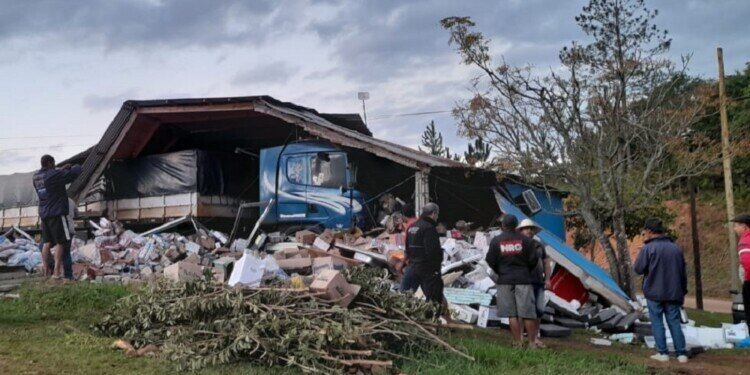 Accidente en San Javier: camión en movimiento ingresó a un local.