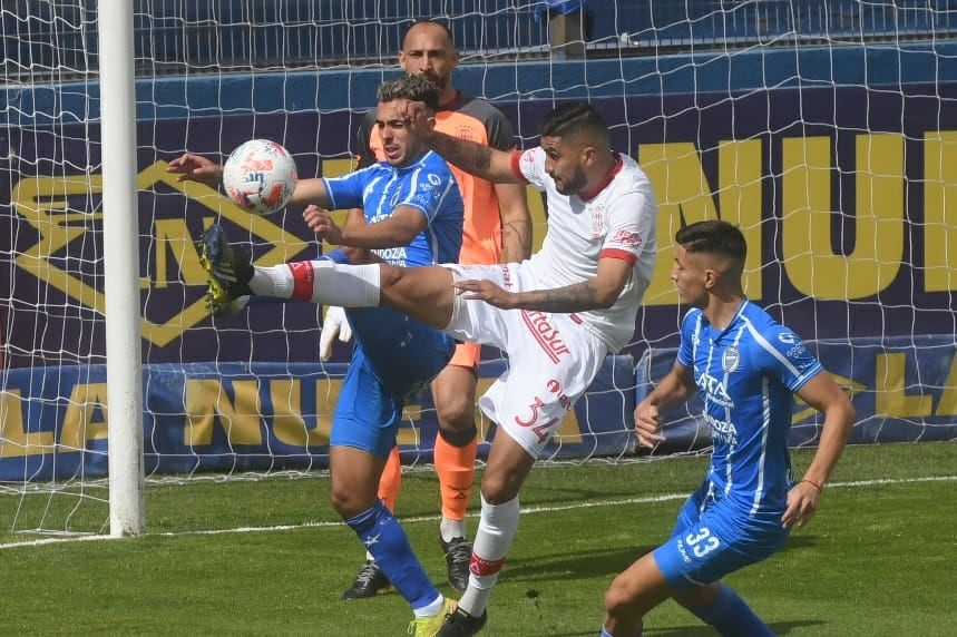 Godoy Cruz empató con 1 a 1 con Huracán en el estadio Feliciano Gambarte. / Ignacio Blanco (Los Andes).