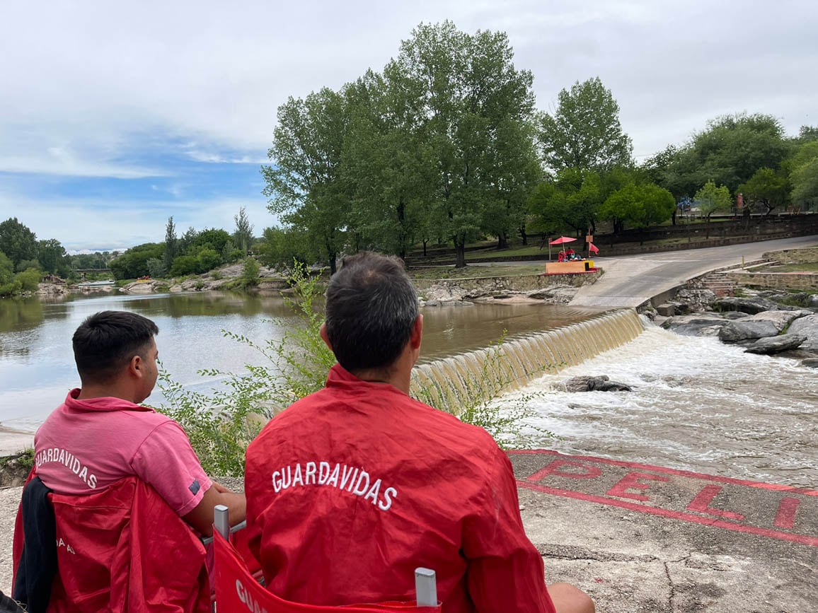 Crecida en el Río San Antonio por las lluvias (La Voz)