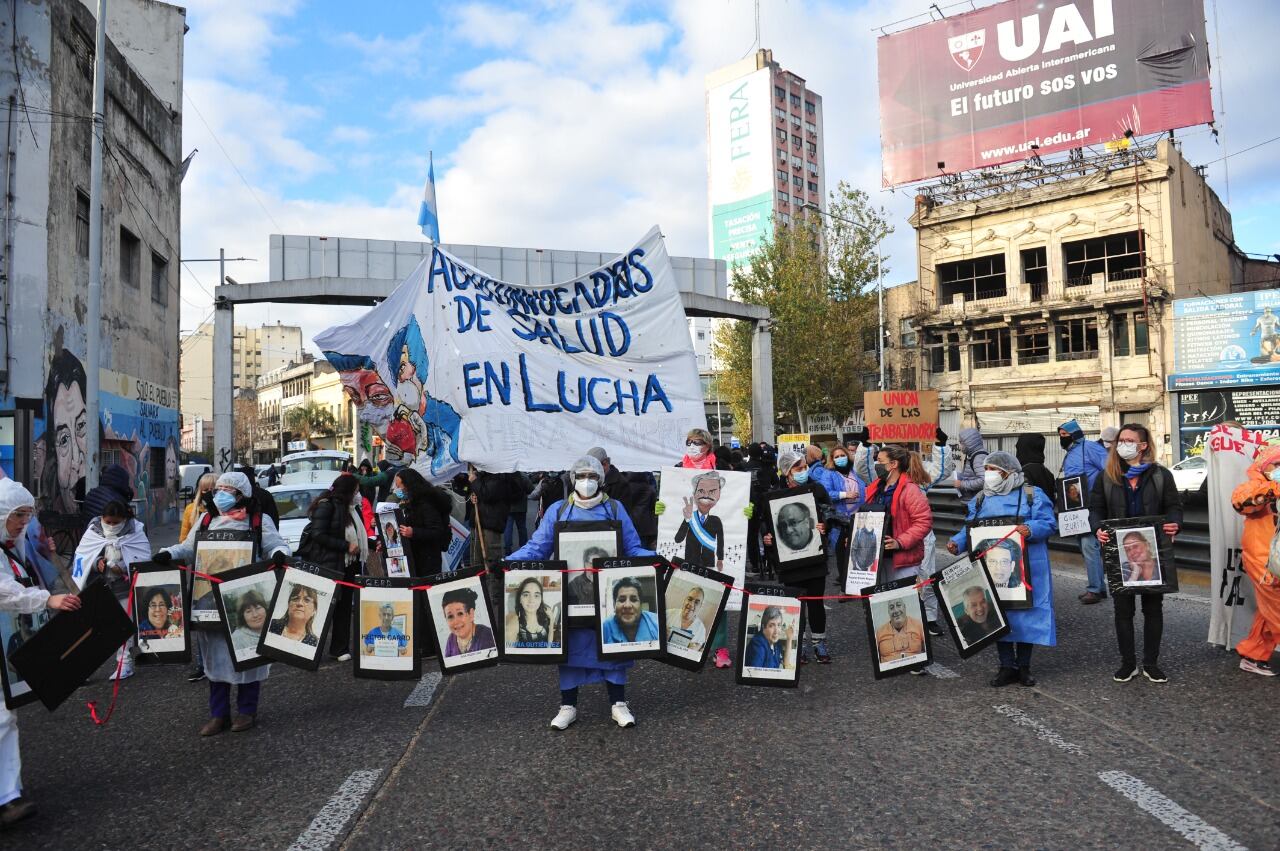 Trabajadores de la salud chocan con efectivos de la Prefectura al querer marchar sobre el puente Pueyrredón.