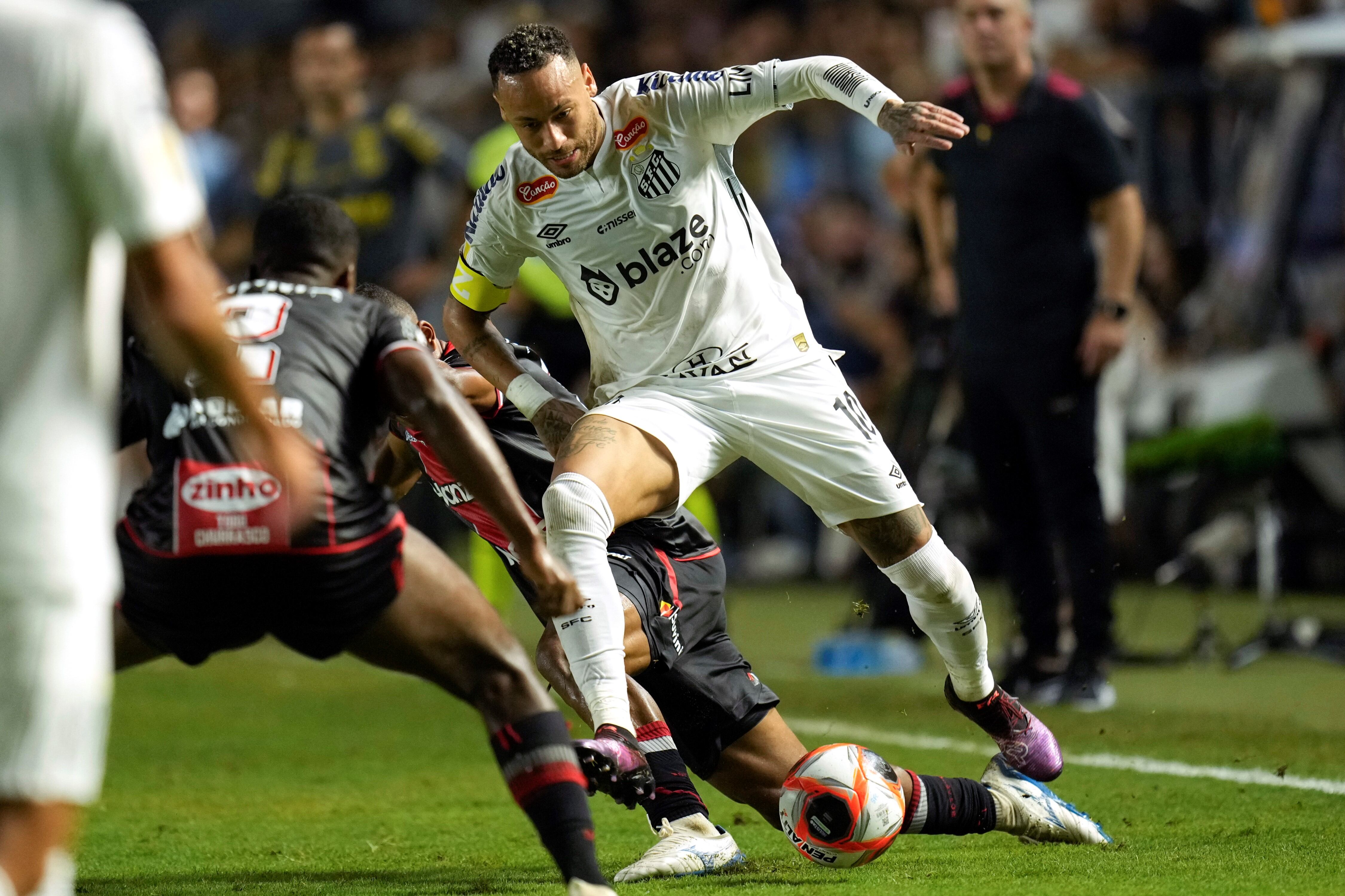 Neymar volvió a jugar en Santos.