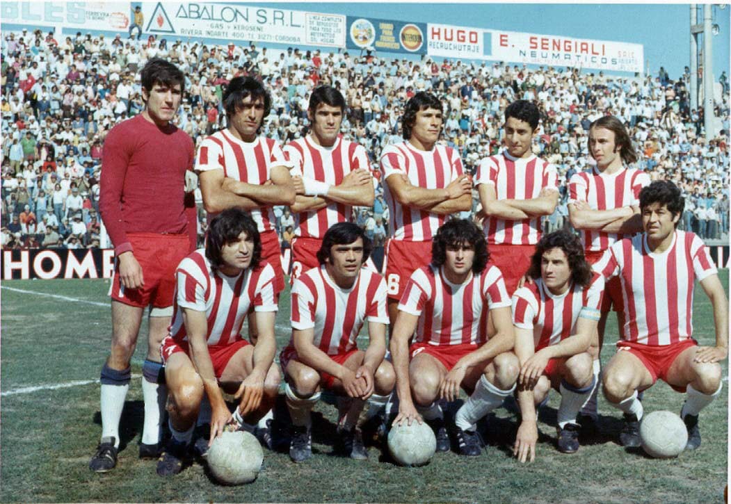 Instituto del 14 de octubre de 1973, cuando le ganó a Juventud Antoniana 1 a 0. Parados: Jorge Perriot, Ricardo Acevedo, Mario Carballo, Miguel Oviedo, Osvaldo Ardiles y Eduardo Anelli. Agachados: José Luis Saldaño, Miguel Saldaño, Mario Kempes, Alberto Beltrán y Daniel Willington. (Fotografías del archivo de Gustavo Farías)